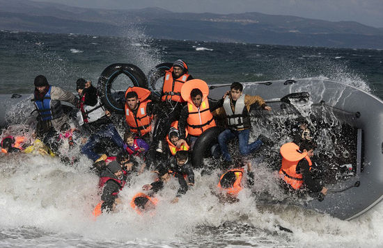 I navi di crociera americani scuppiscevanu è affundavanu in l'acqua. Quattru turisti mancanti ùn portanu micca giacche di vita.